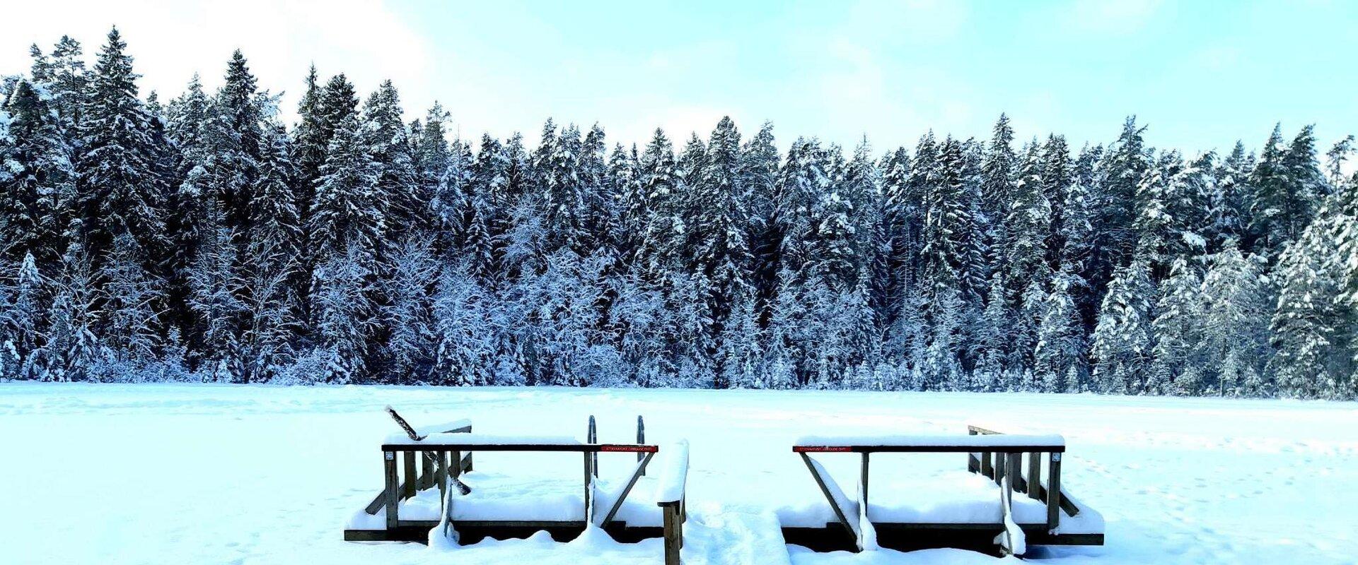 Badestelle am See Vaikne in einem schneereichen Winter