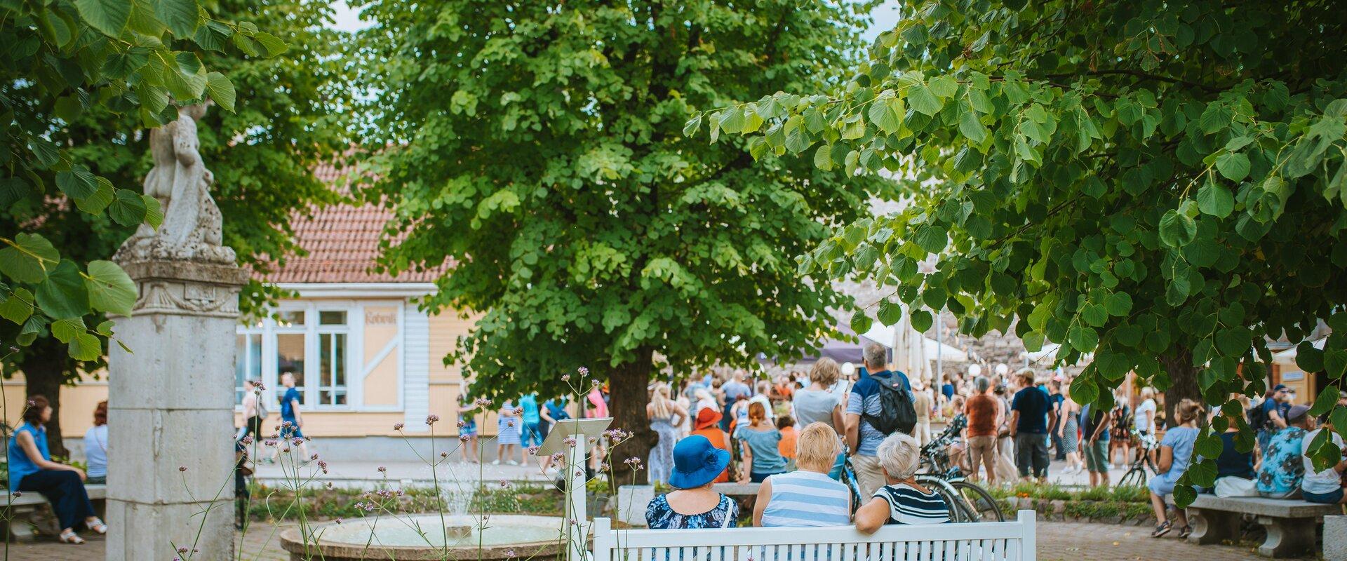 Rootsiturg ja skulptuur “Poiss kalaga”