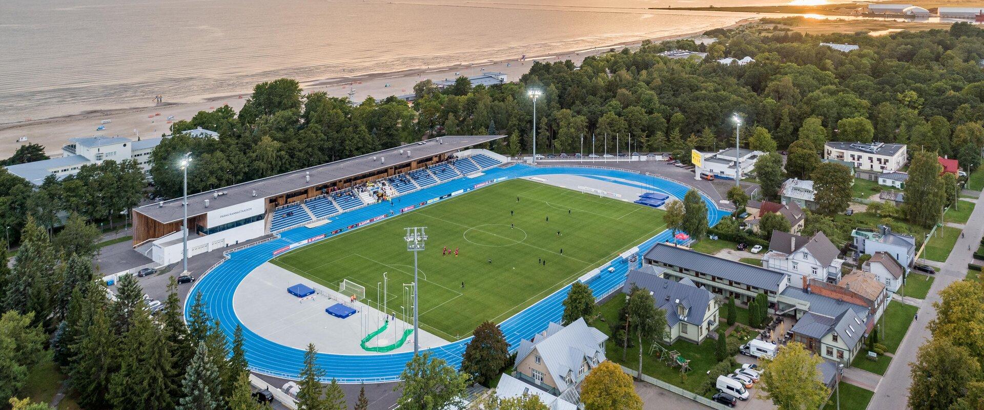 In der Sportanlage des Strandstadions (Rannastaadion) liegen ein Wettkampfstadion in vollen Abmessungen, ein Kraftraum drinnen und einer draußen und e