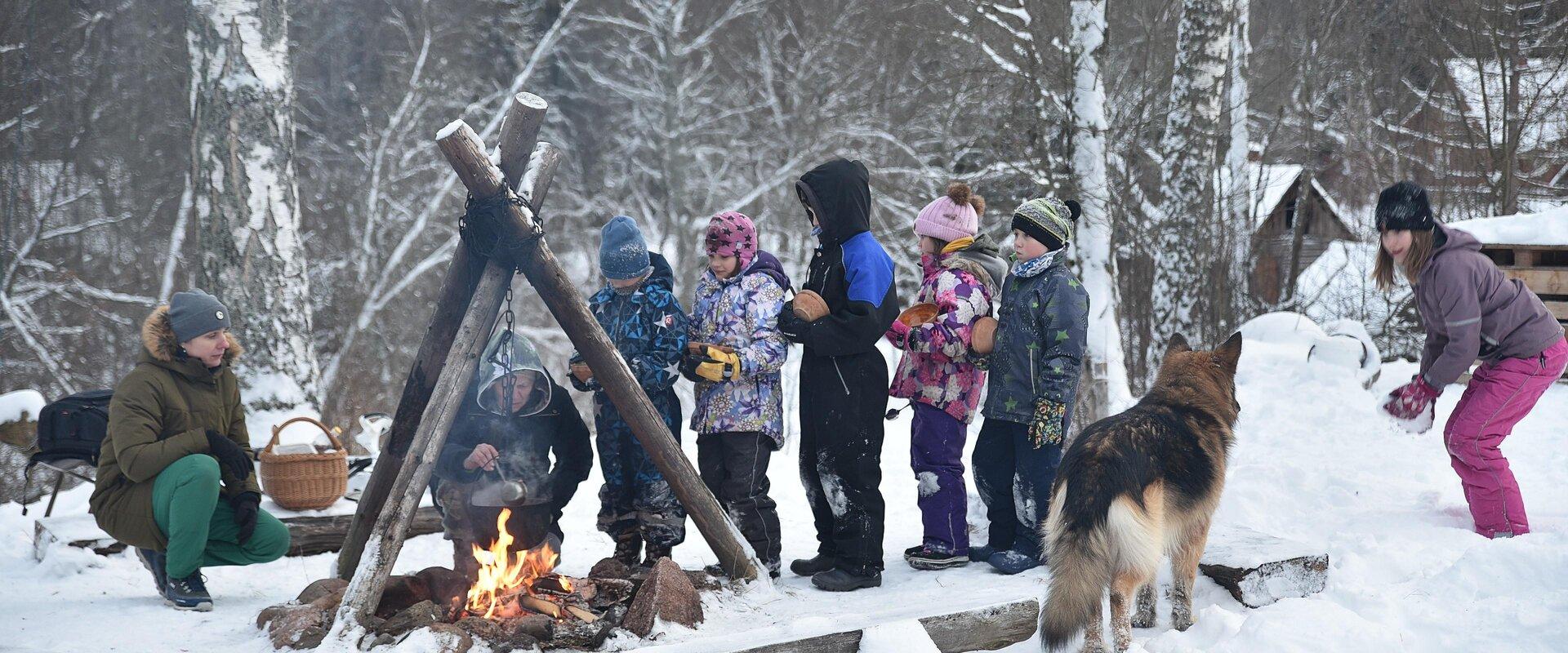 Lõkketoitude valmistamise õpituba Hinniala püstkojas