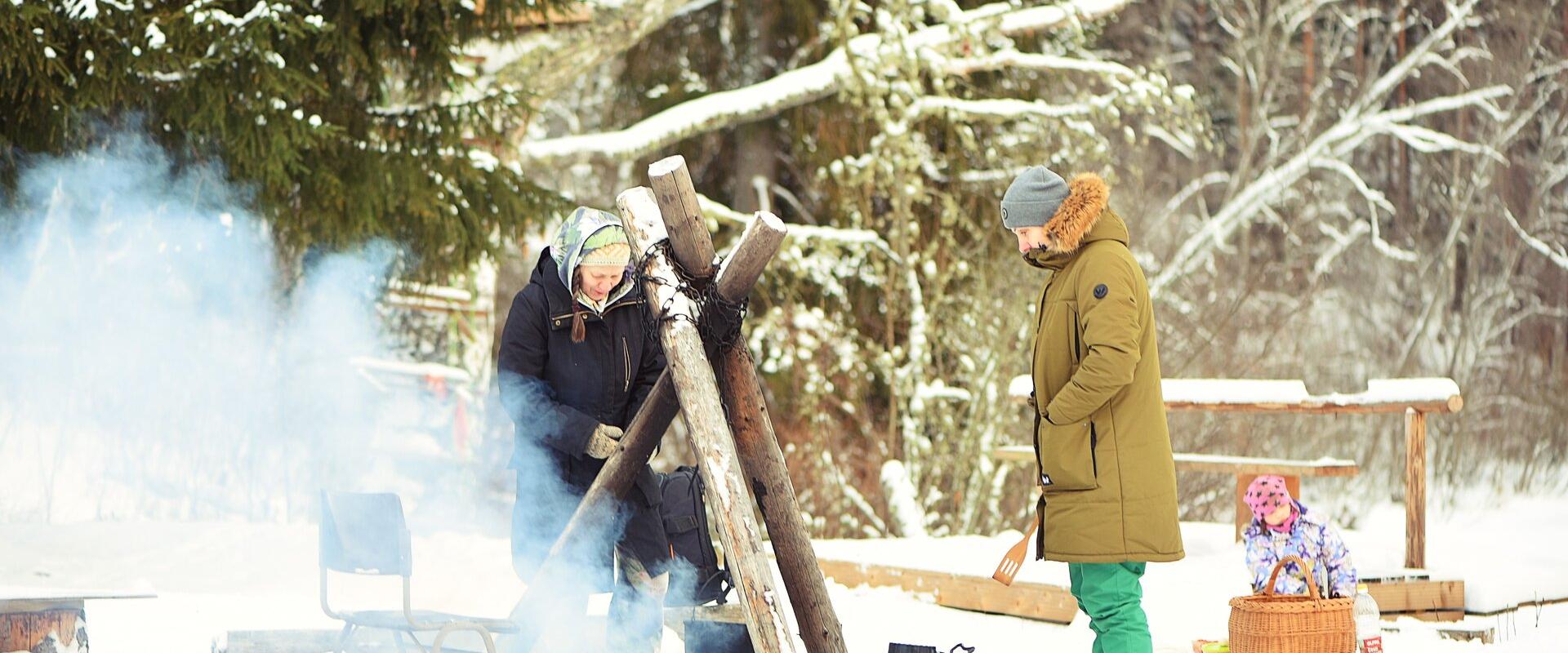 Lõkketoitude valmistamise õpituba Hinniala püstkojas