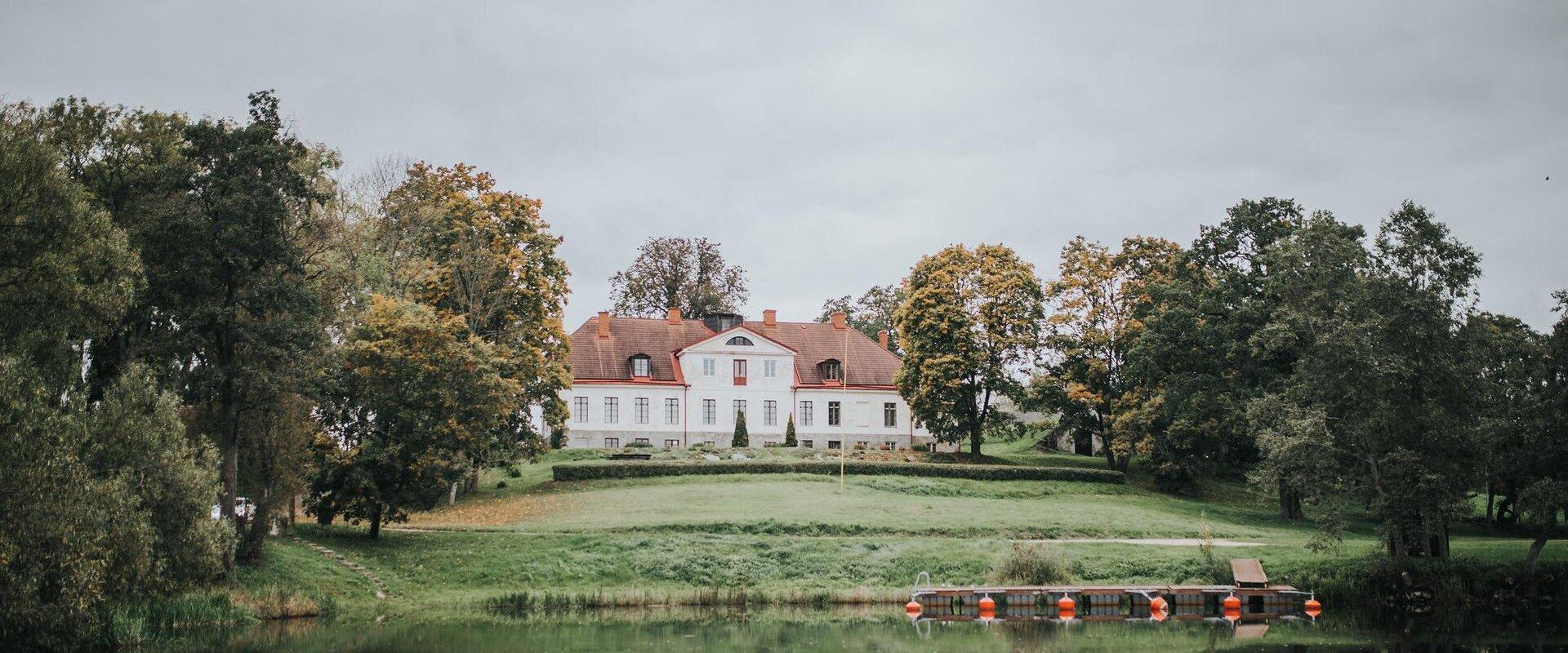 The name of Suislepa is familiar to Estonians thanks to the Suislepa apple cultivar which comes from the orchard of this manor. A commemorative stone 