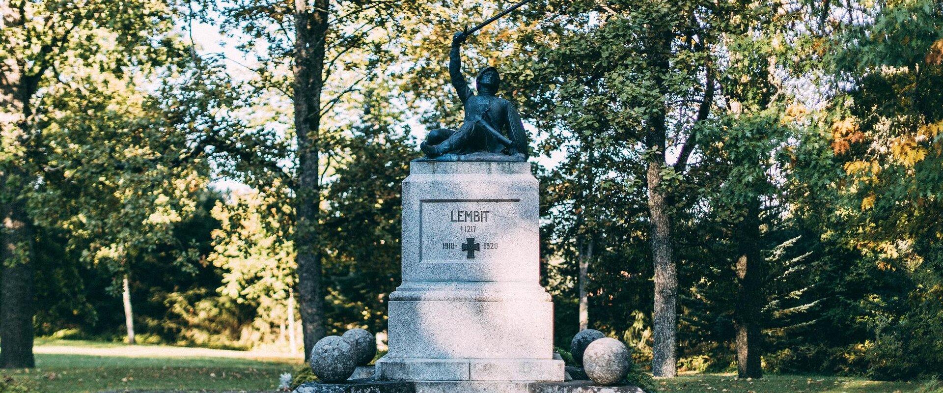 Lembitu-Denkmal für die Gefallenen des Unabhängigkeitskrieges in Suure-Jaani