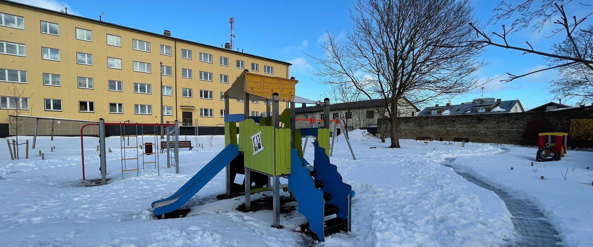 Jaama puiestee 13 ja Küti tänav 17 majade sisehoovis on mänguväljak, kus saab aega veeta nii suur kui väike laps. Lapsed saavad lustida kiikedel, lium