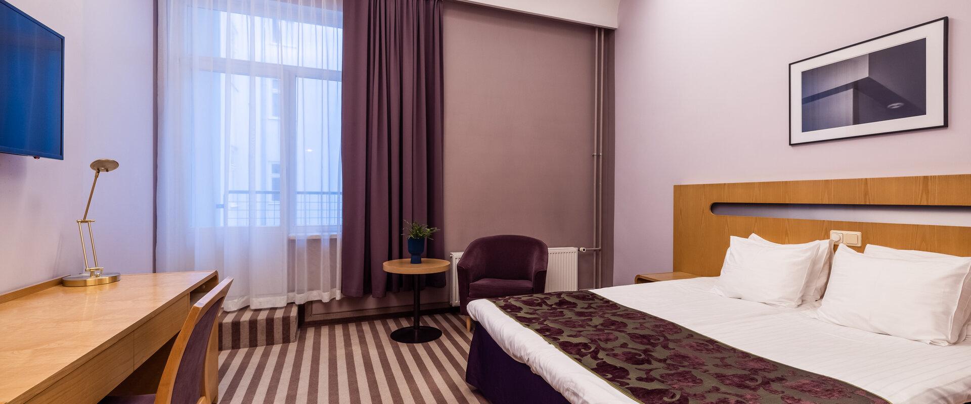 Hotelli Sohon Standard M -huone, jossa on parisänky