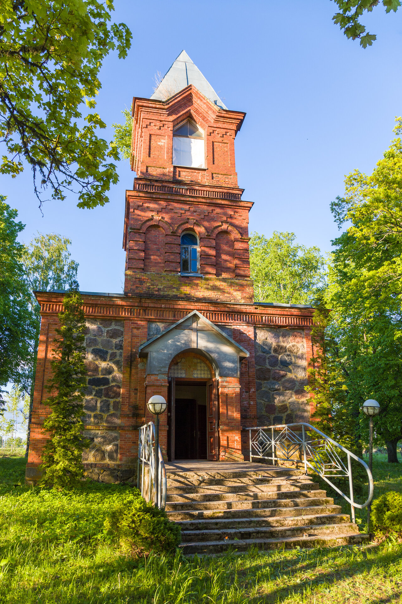 Eingang zur Apostolisch-Orthodoxen Kirche in Rannu