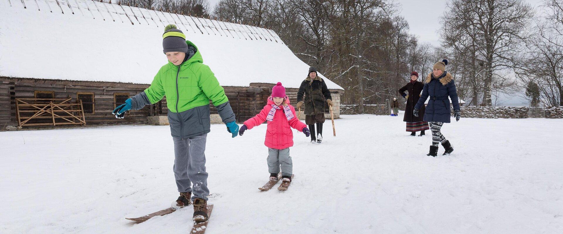 Oikeana laskiaistiistaina kannattaa tulla Viron ulkomuseoon (Eesti Vabaõhumuuseum), jossa voi tutustua esivanhempien laskiaistapoihin ja -uskomuksiin.