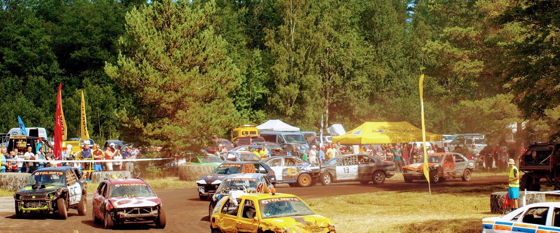 Romuringil kihutavad autod