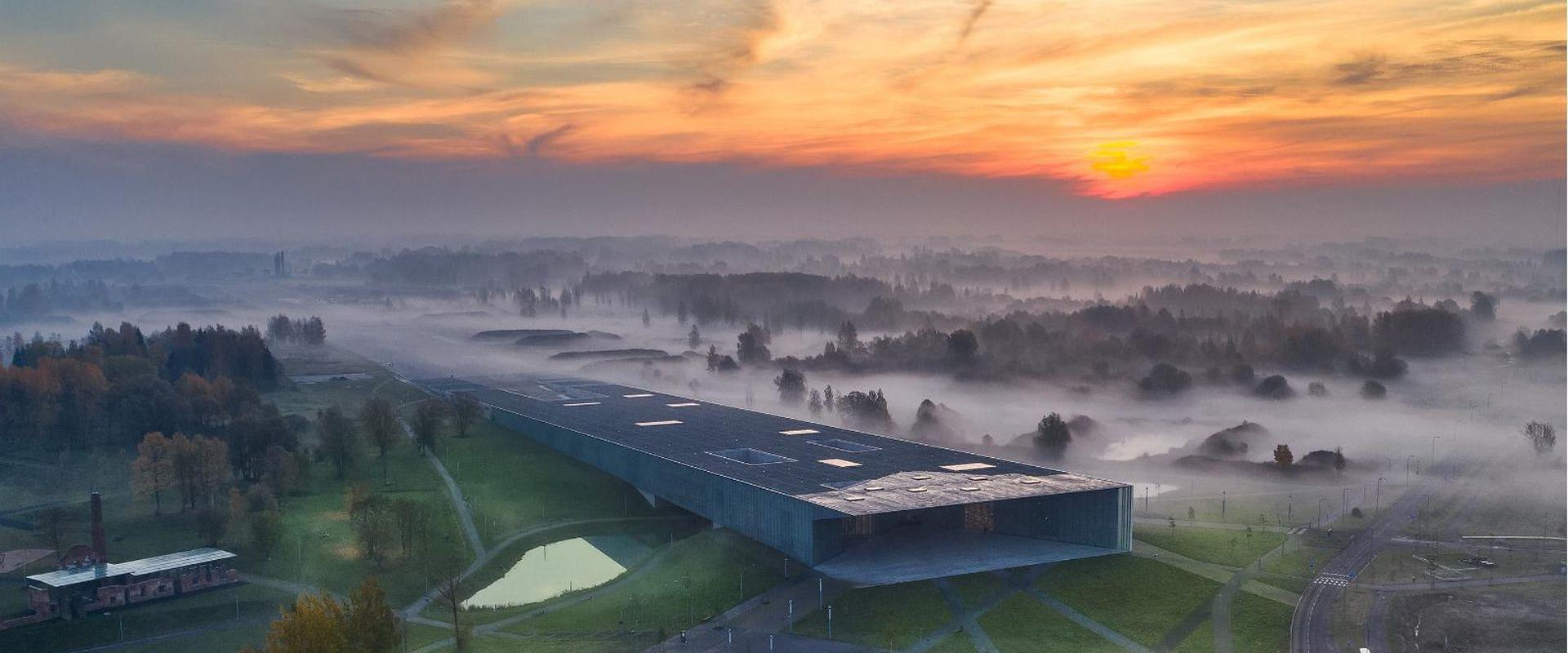 Fotogrāfijā redzama Igaunijas Nacionālā muzeja ēka rīta miglā