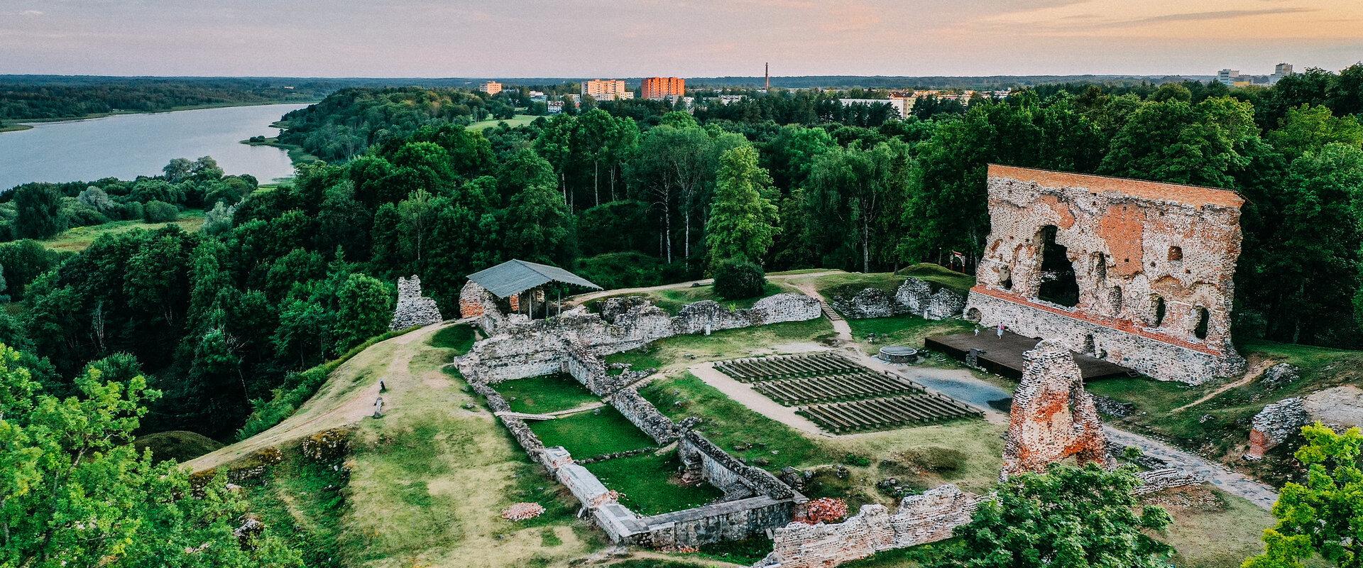 Entisen virolaisten linnan paikalle alkoi kohota kivilinna vuonna 1224. Lopullisen muotonsa ja kokonsa linna sai 1500-luvun alkuun mennessä. Se oli hu