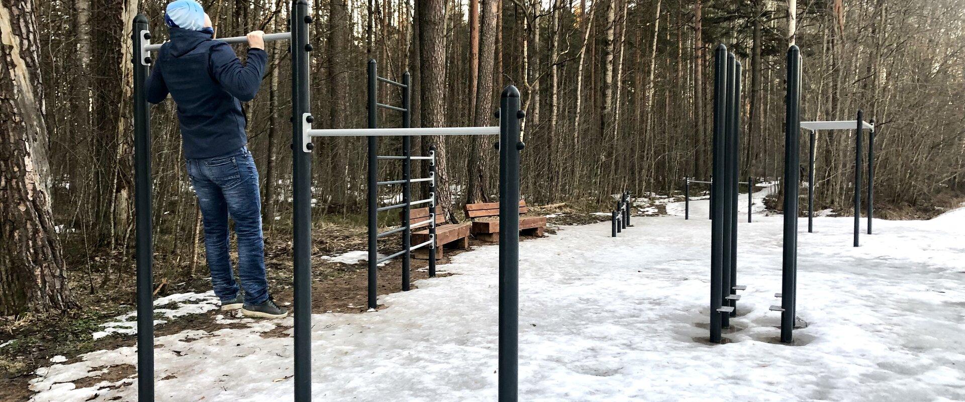 Wanderweg und Feuerplatz in Tiksoja, Outdoor-Fitness