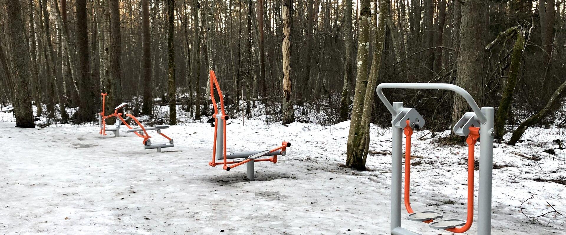 Tiksoja pārgājienu taka un ugunskura vieta, āra trenažieru zāle