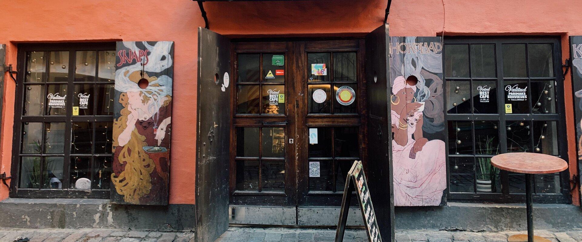 Vanalinna mõnusaim kohvik Kehrwieder pesitseb tuntud Saiakangi tänaval. Raekoja platsilt avaneb pisike ja põneb käik, kust leiadki meie keldrikohviku,
