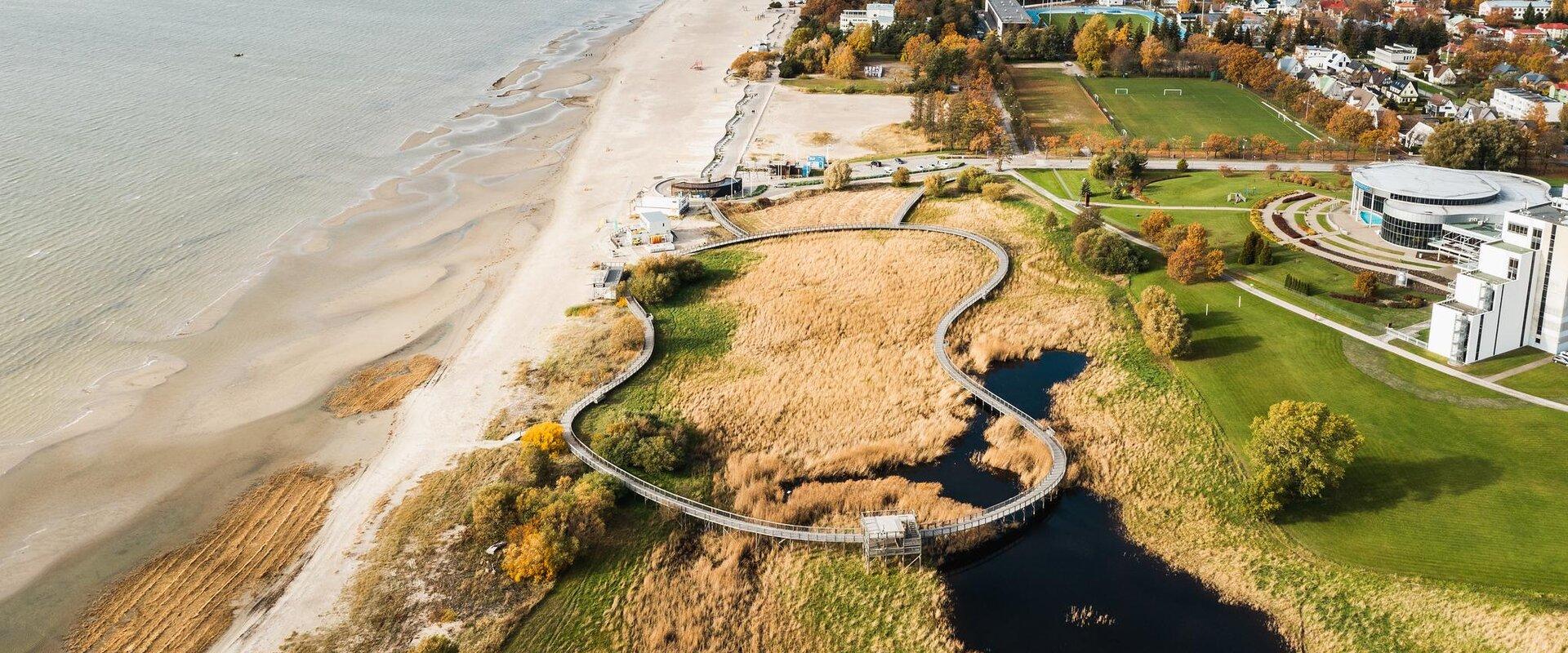 The Pärnu coastal nature reserve covers 341 hectares of woods, lagoons, and coastal meadows. This is also a pasture for cattle or city cows, as well a