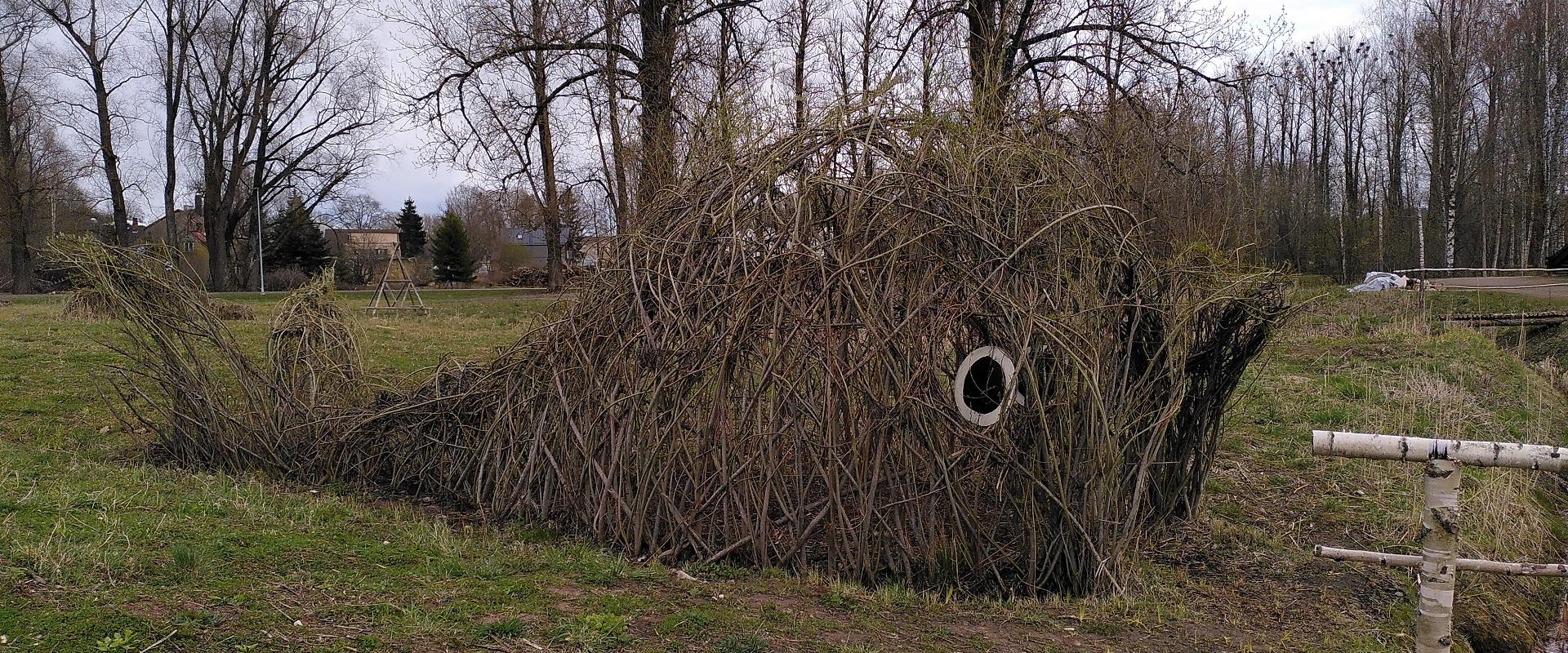 Willow sculpture of a whale in Emajõe Aed