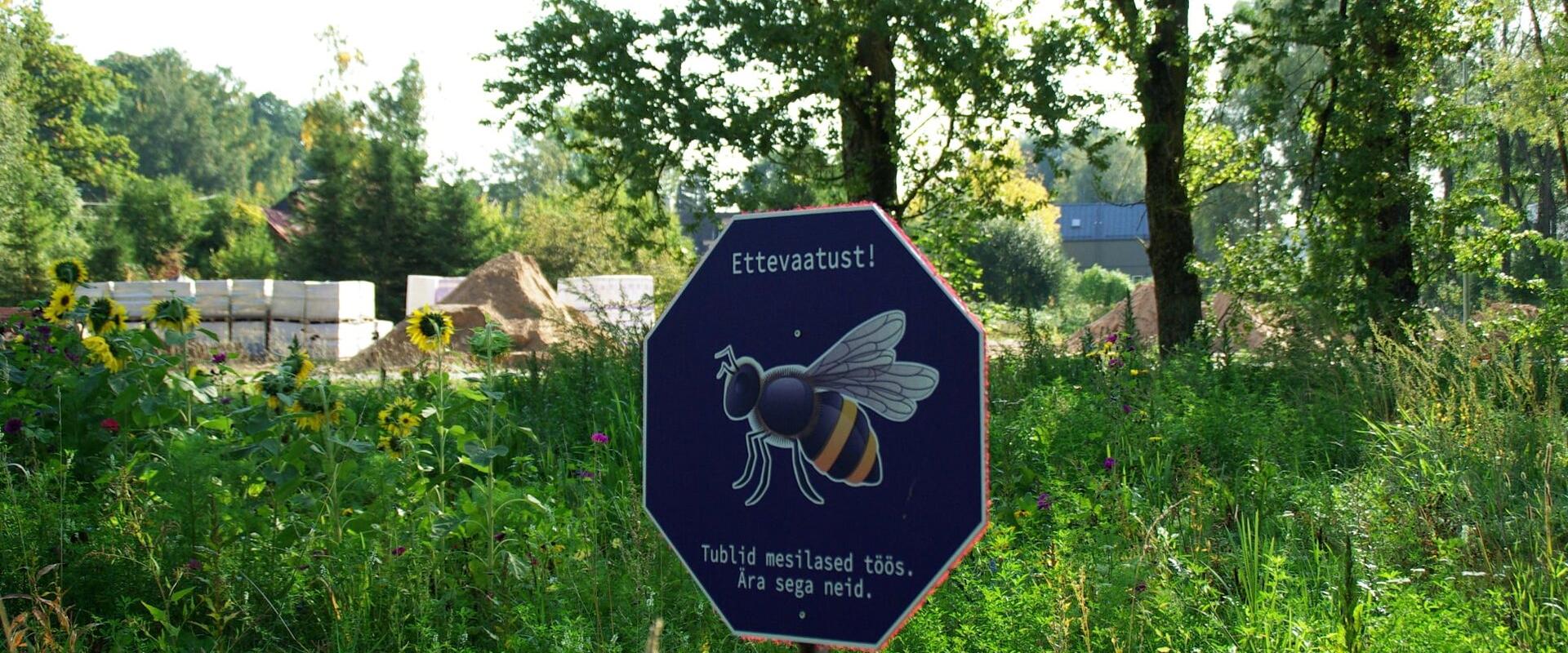 Bee sign in Emajõe Aed