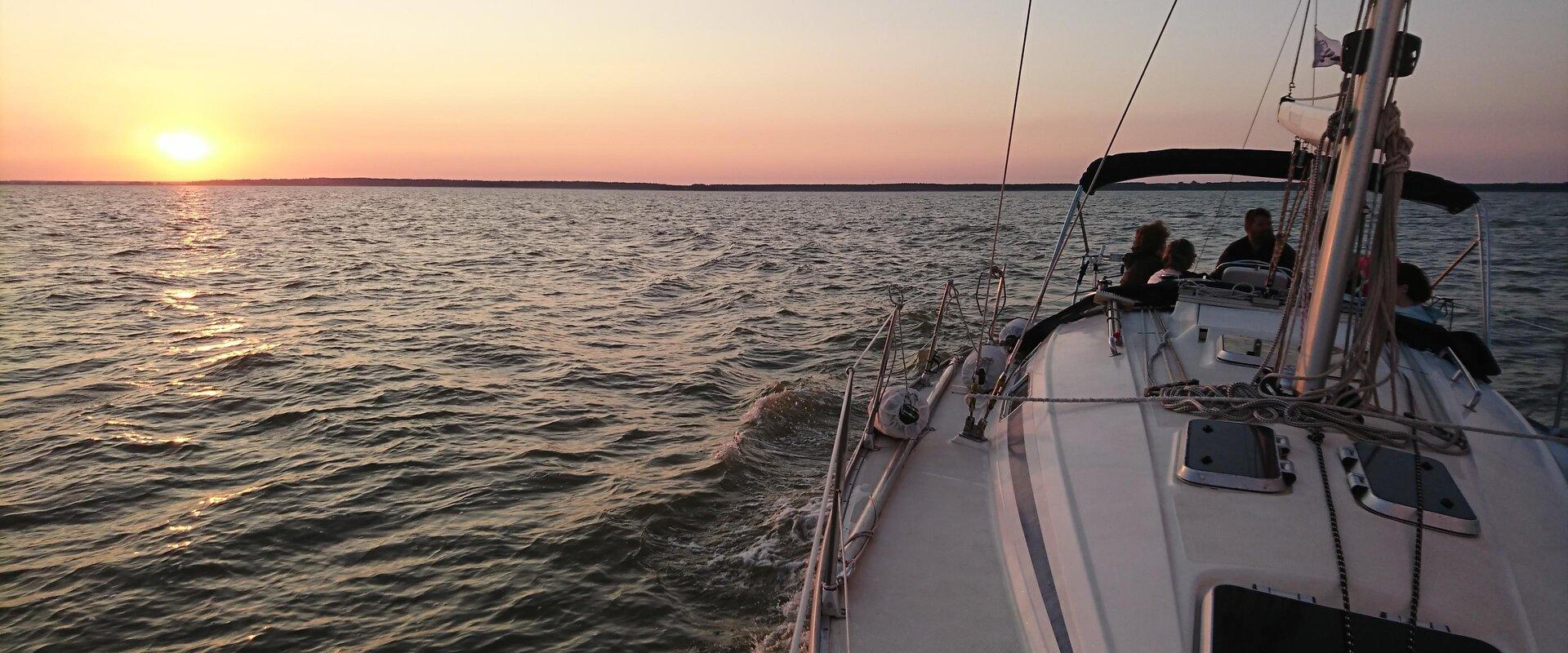 Segelfahrt mit „Seikle vabaks“ auf die Insel Manija