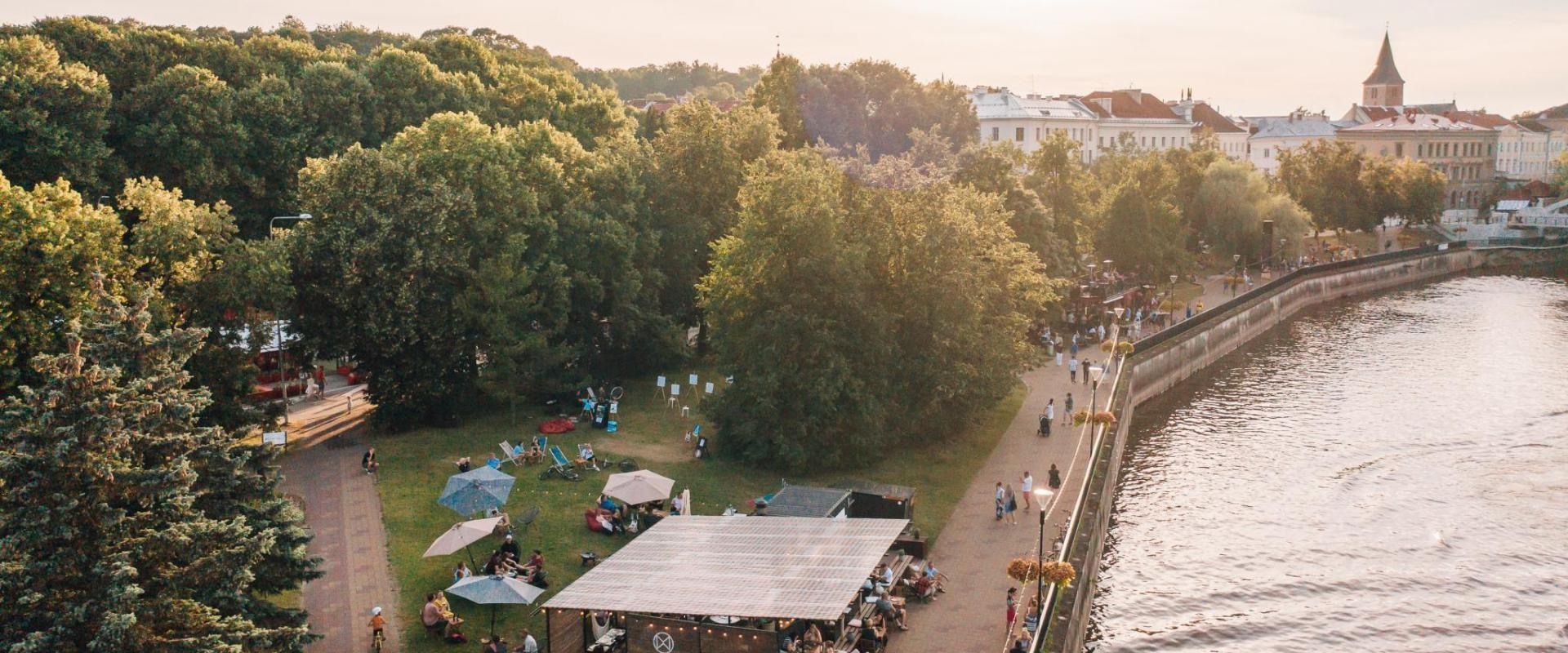 Promenade der Emajõgi Riviera aus Vogelperspektive