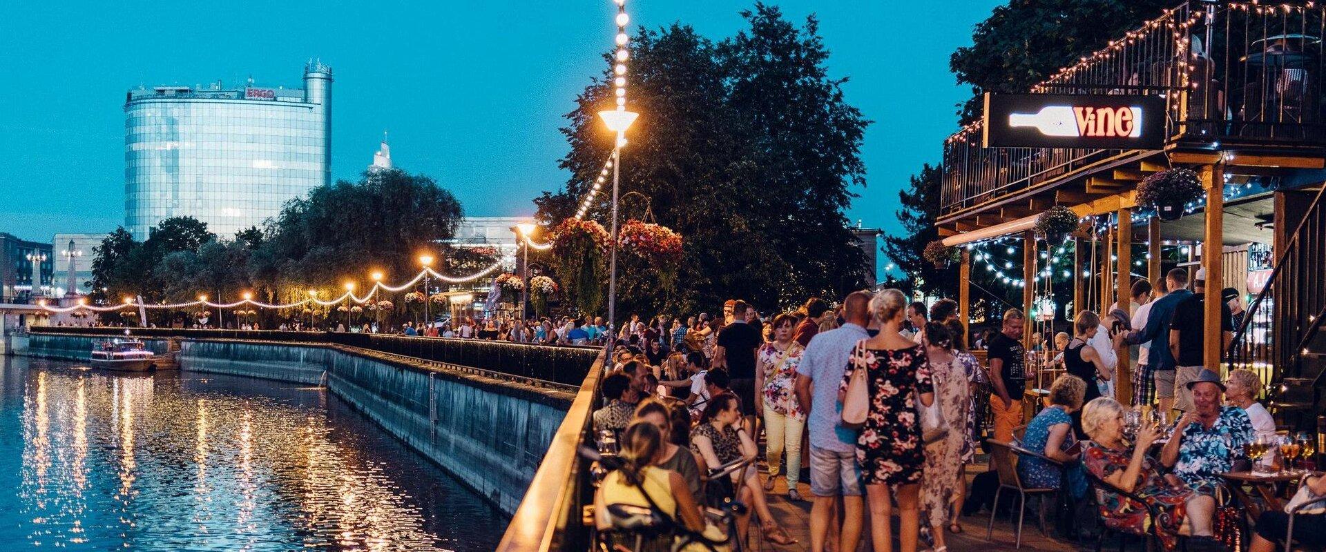 Promenade an der Emajõgi Riviera und das abendliche Tartu