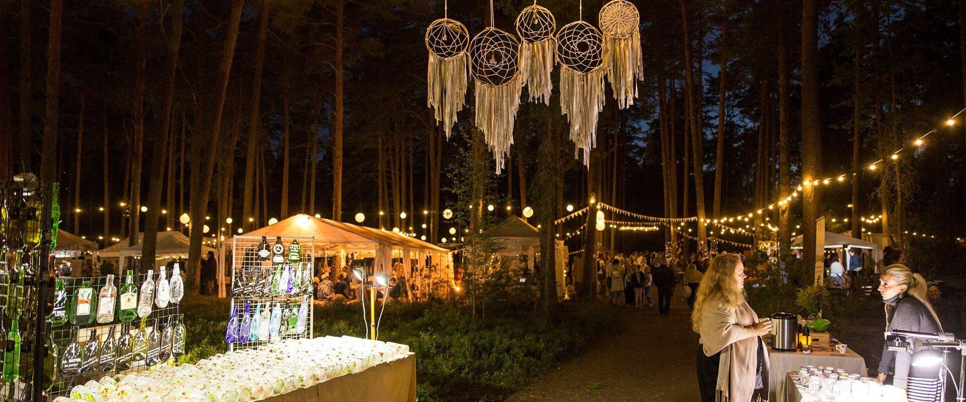 Ühel sumedal suveööl kesk männilõhnalist metsa siravad miljonid valgustäpid. Kogu selles laadameeleolus ja inimeste kogunemises tunned, et sind valdab