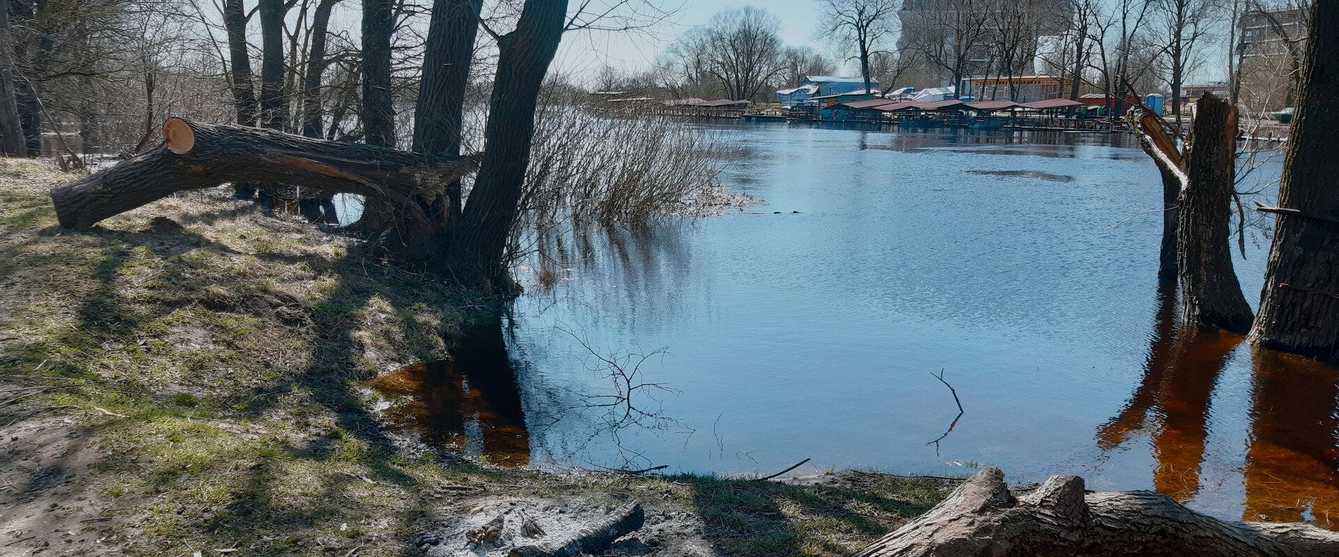 There are several picnic areas on the Emajõe river shore path