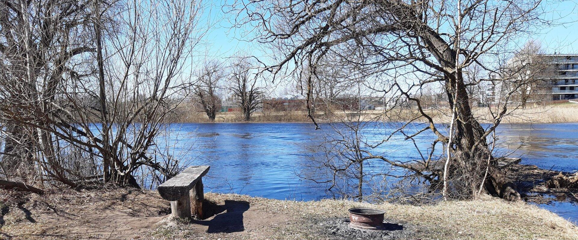 Am Uferweg am Fluss Emajõgi gibt es mehrere Picknickplätze