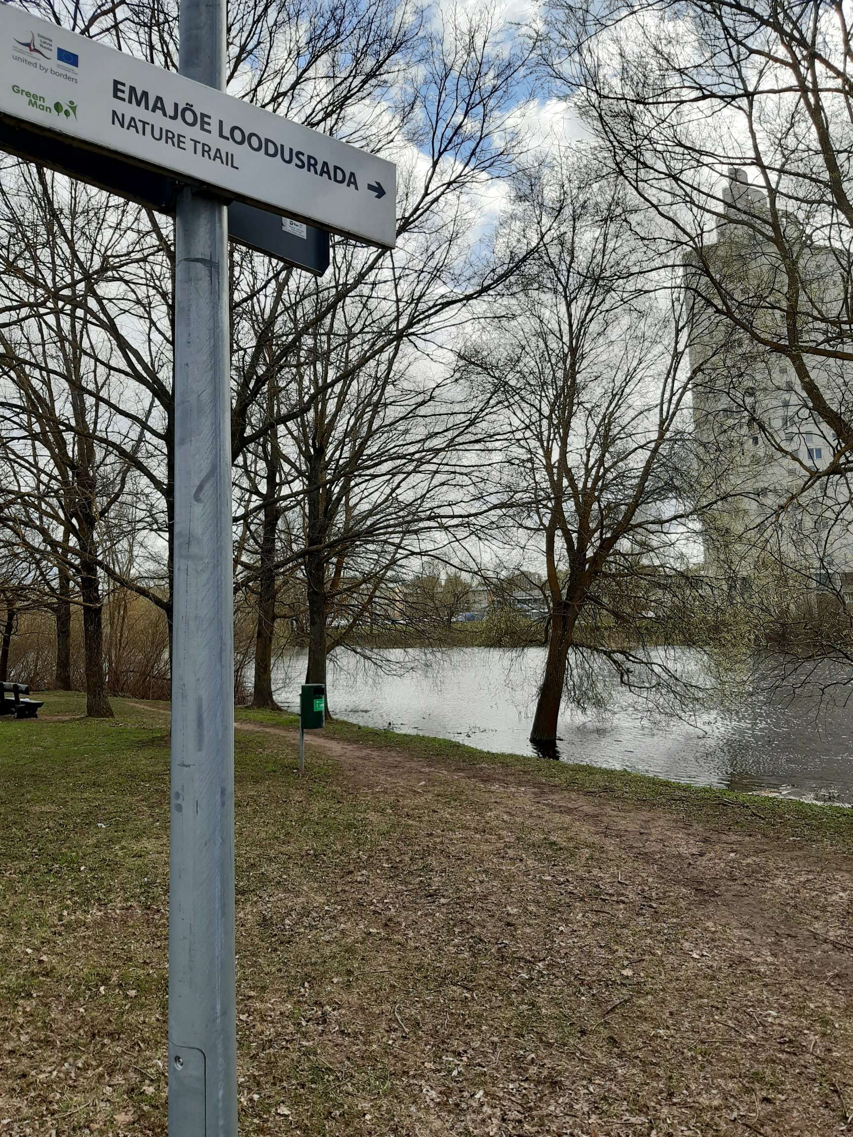 Wegweiser am Anfang des Uferwegs am Fluss Emajõgi