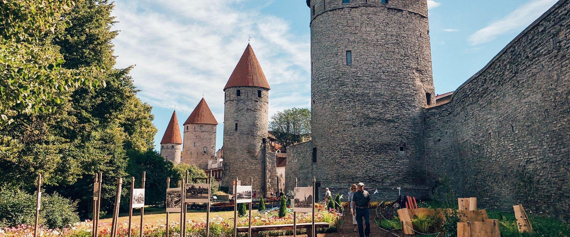 Torņu laukums vasarā un pilsētas mūris