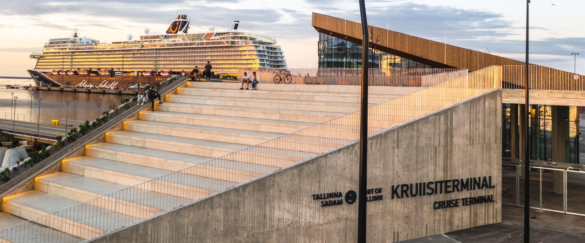 Erholungsbereich auf der Dachpromenade von Vanasadam und im Kreuzfahrtterminal