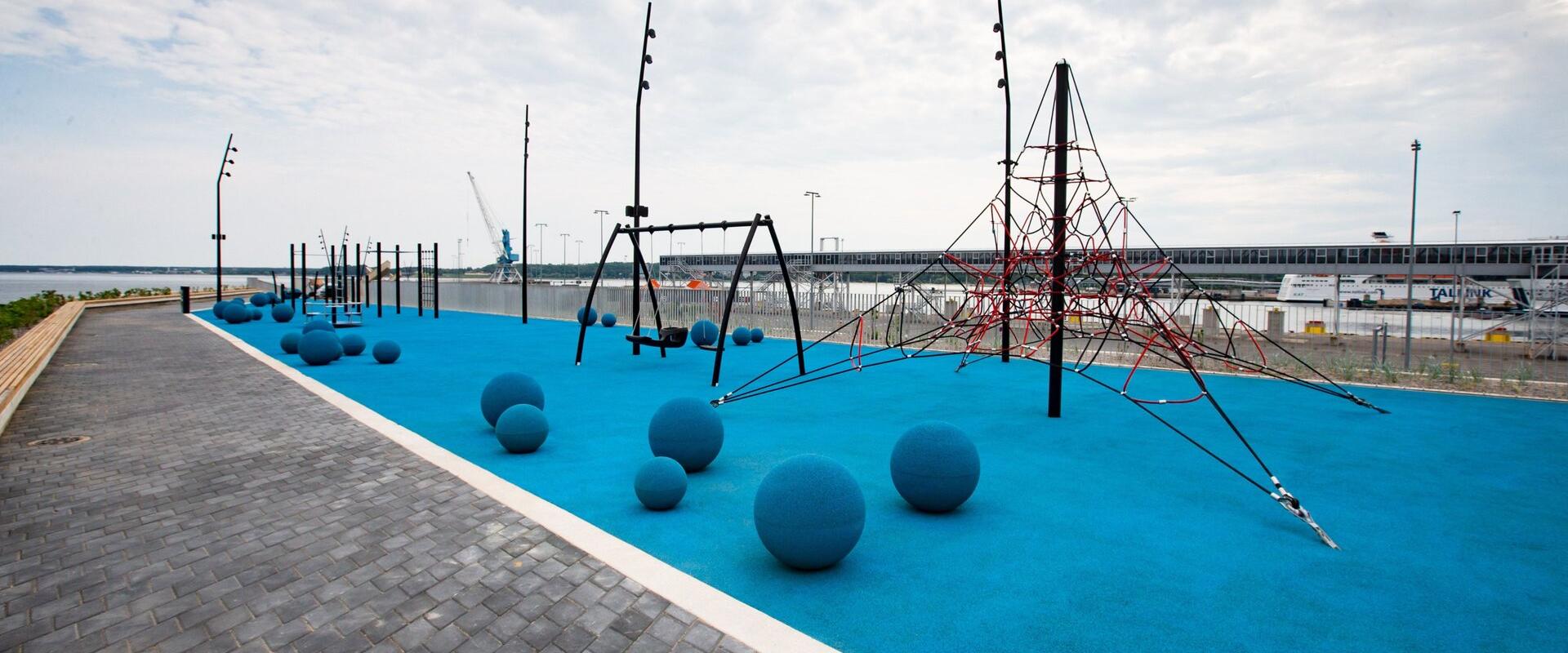 Spielplatz auf der Dachpromenade von Vanasadam und im Kreuzfahrtterminal