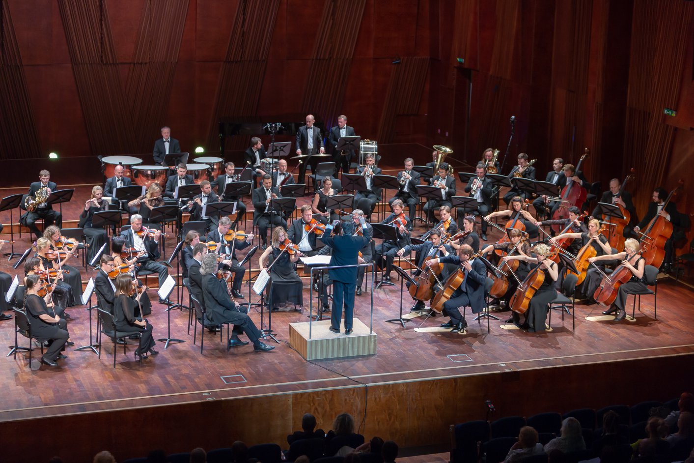 Kontsert Jõhvi Kontserdimajas, laval orkester erinevate pillidega