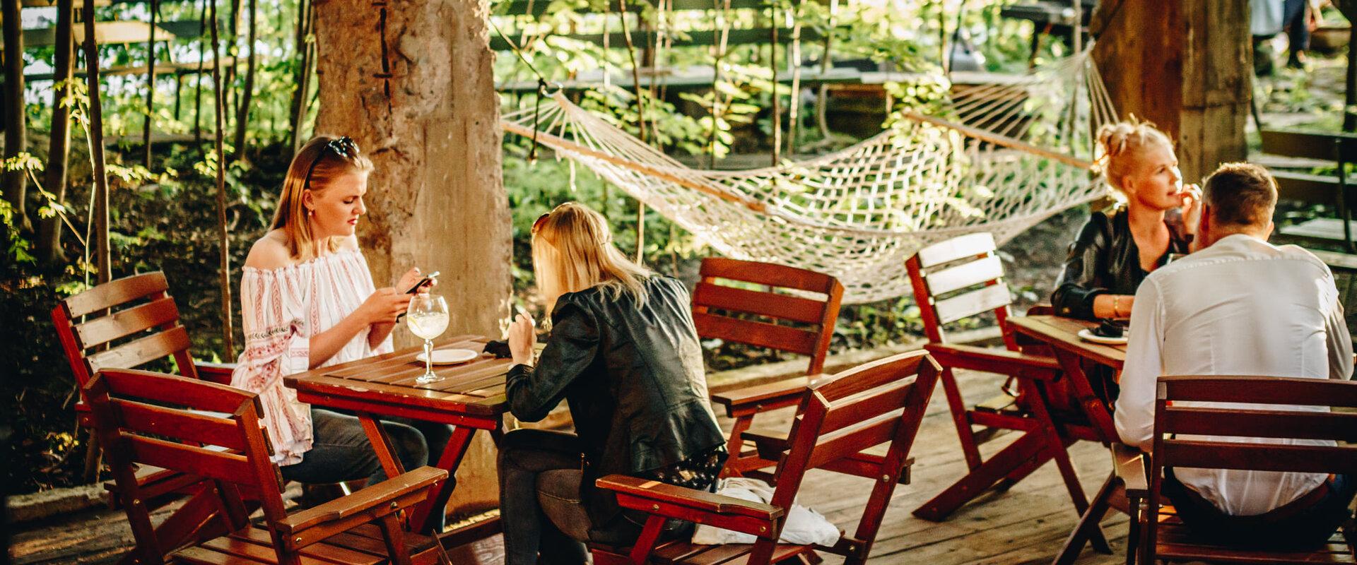 Die Sommerterrasse der Botik Gartenküche