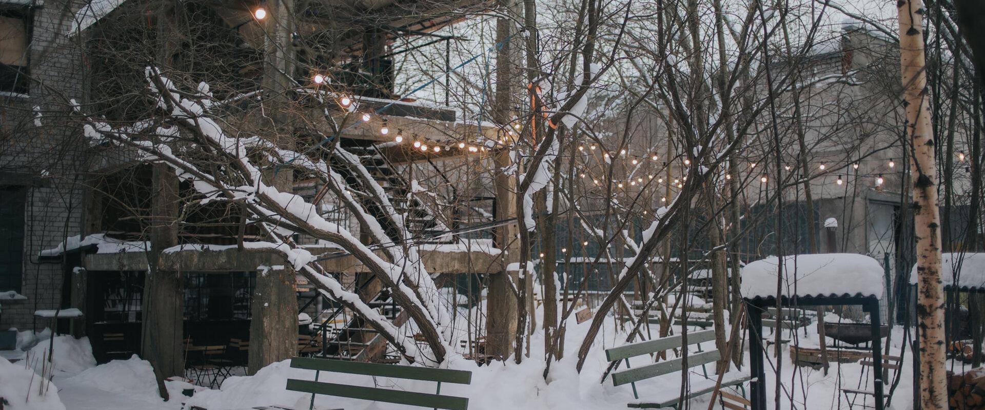 Der winterliche Outdoor-Bereich der Botik Bar