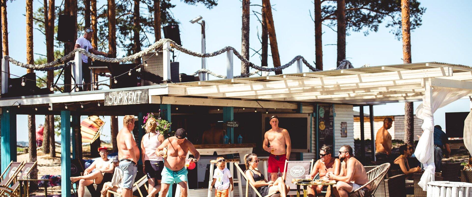 Verleih von Stehpaddel-Brettern am Strand Valkla