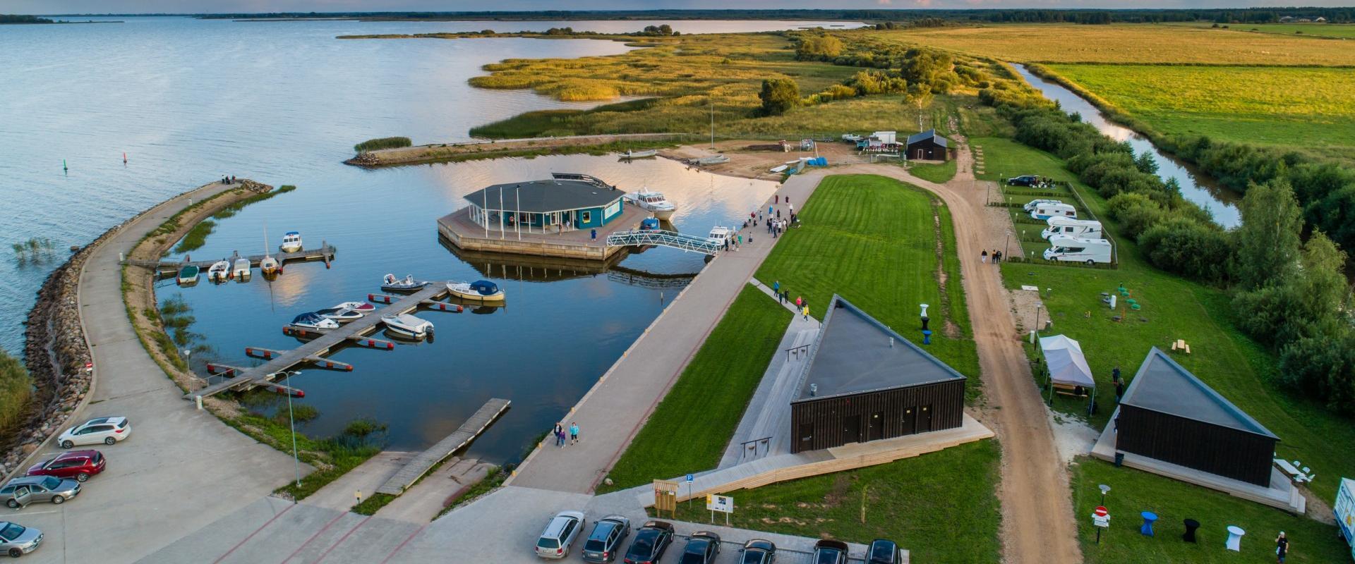 There is a new and modern full-service caravan park at Räpina Harbour, which can accommodate up to ten caravans. The park is covered in grass. All the