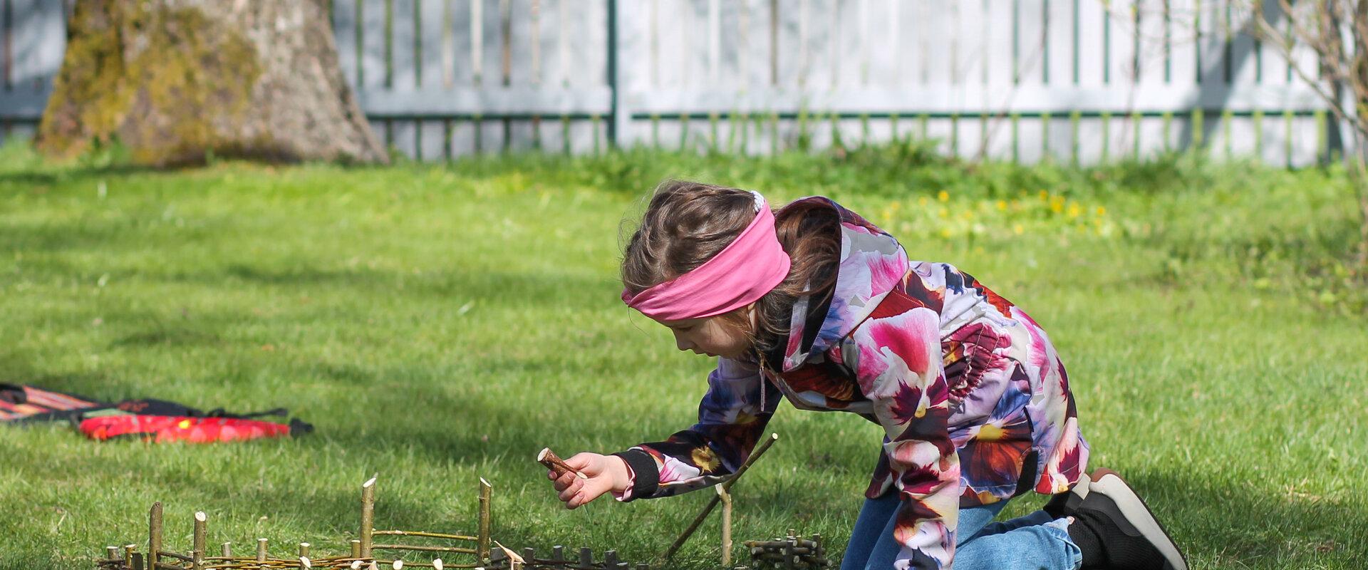 MEIL AIAÄÄRNE TÄNAVAS. Lydia Koidula kodu ja lapsepõlve mäng