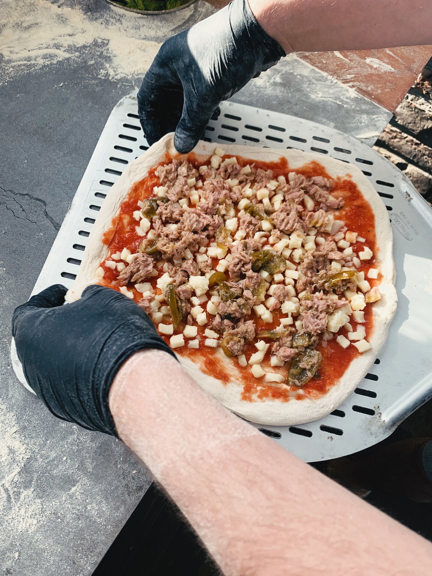Mājas restorāna "Hütt" picas pagatavošanas darbnīca - Pizza Tonno ar tunci