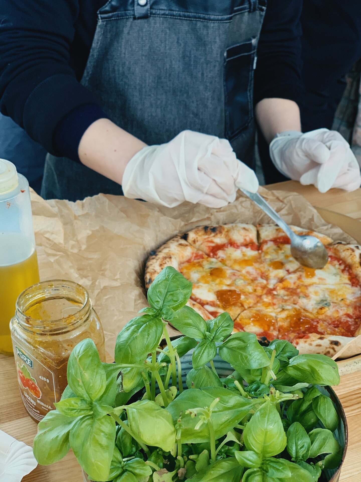 Mājas restorāna "Hütt" picas pagatavošanas darbnīca - Pizza Quattro Formaggi ar kazeņu ievārījumu