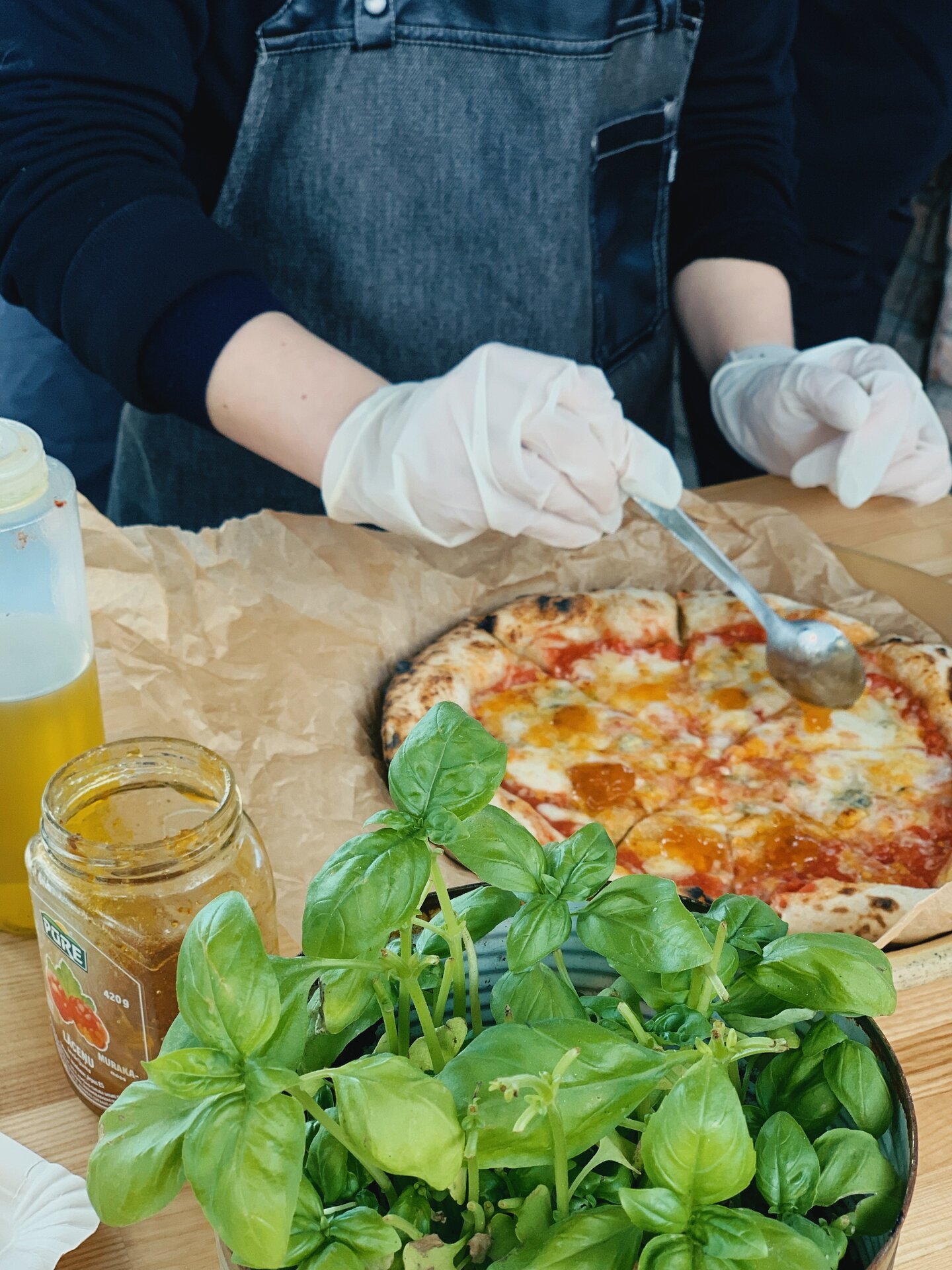 Hütt-kotiravintolan pitsan valmistuksen työpaja – lakkahilloa sisältävä Pizza Quattro Formaggi eli neljän juuston pitsa