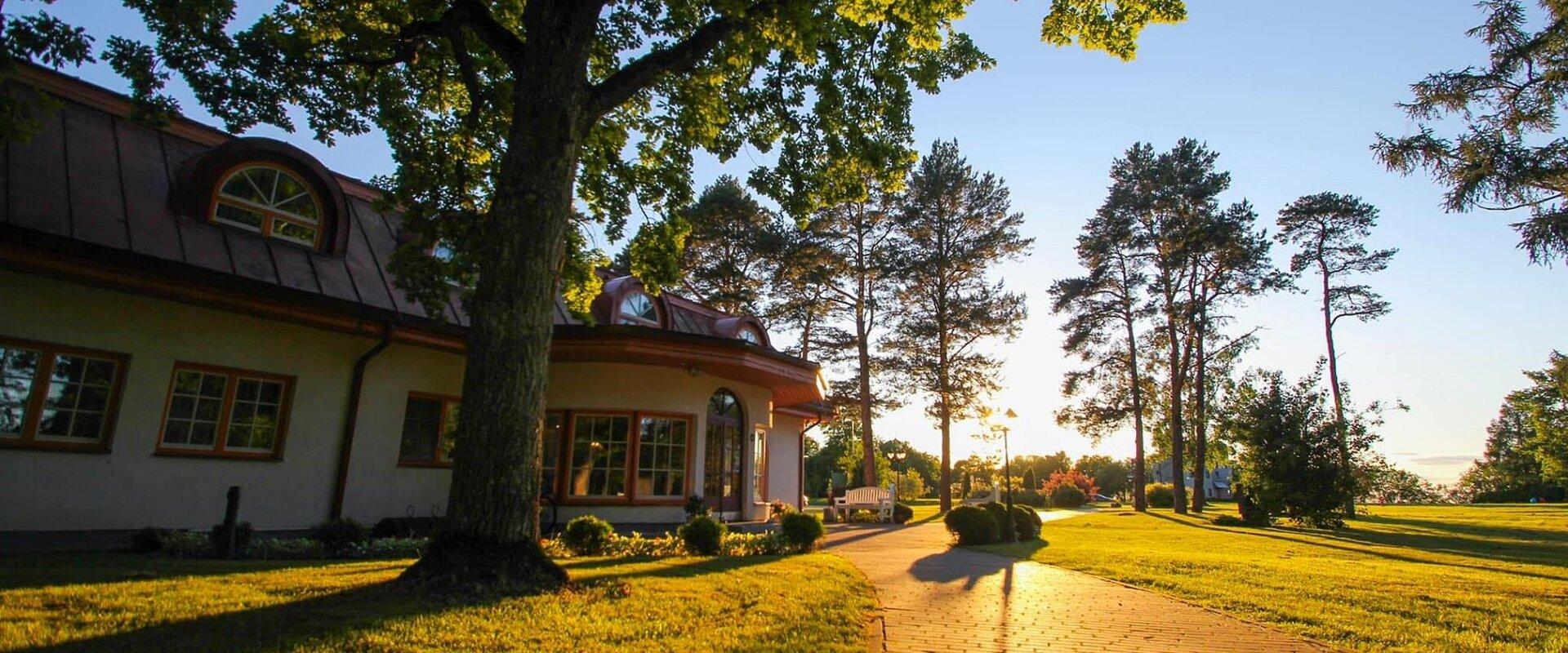 Saka ist einer der wenigsten Gutshauskomplexen in Estland, der als ganzes wieder aufgebaut ist. Im Herrenhaus des Gutshofes befinden sich manche luxur