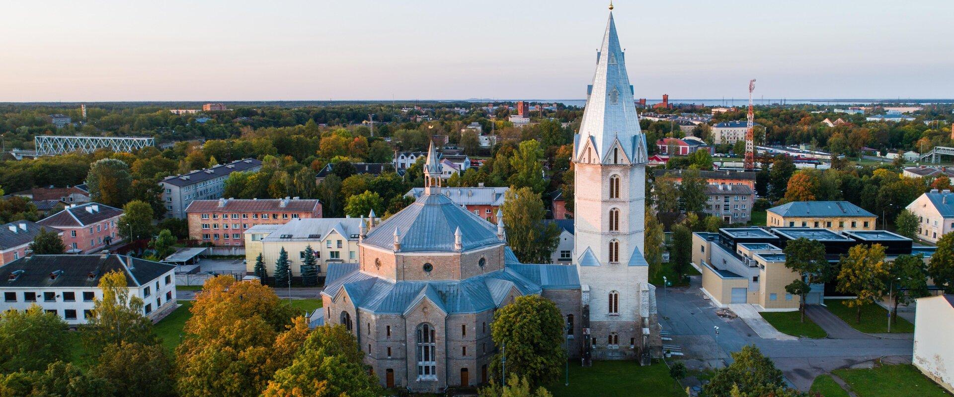 The cathedral was built in 1881–1884 for the Lutheran workers of Krenholm Manufacturing Company, and it was designed by architect Otto Pius von Hippiu