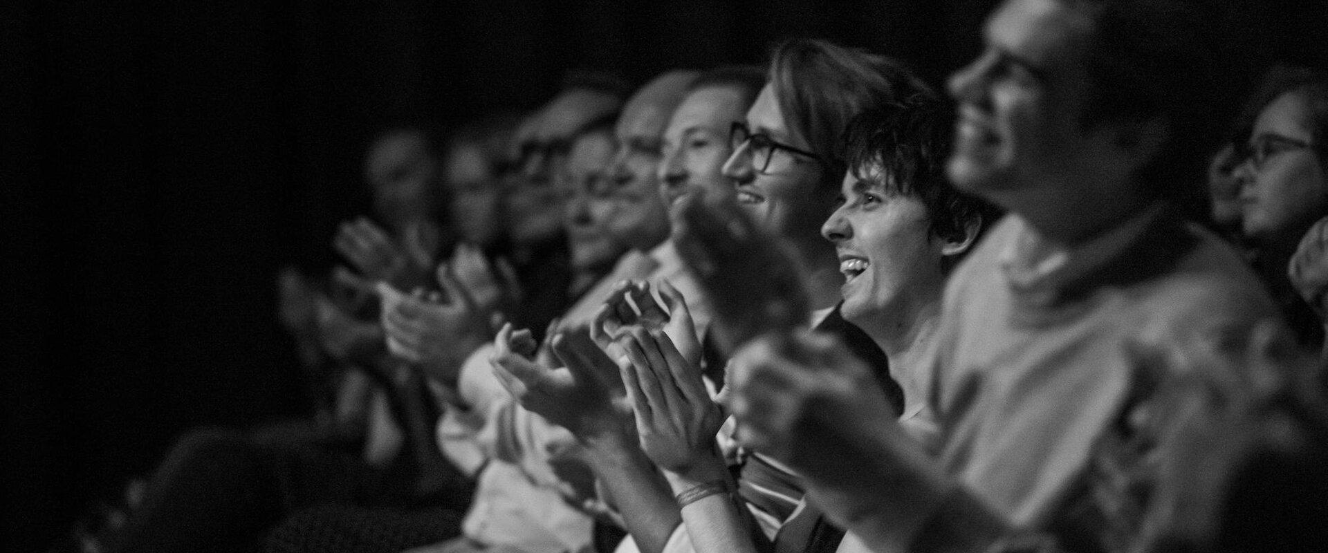 Es handelt sich um ein internationelles Festival, wo sowohl einheimische als auch ausländische Artisten auftreten. Die Konzerte des Festivals finden i