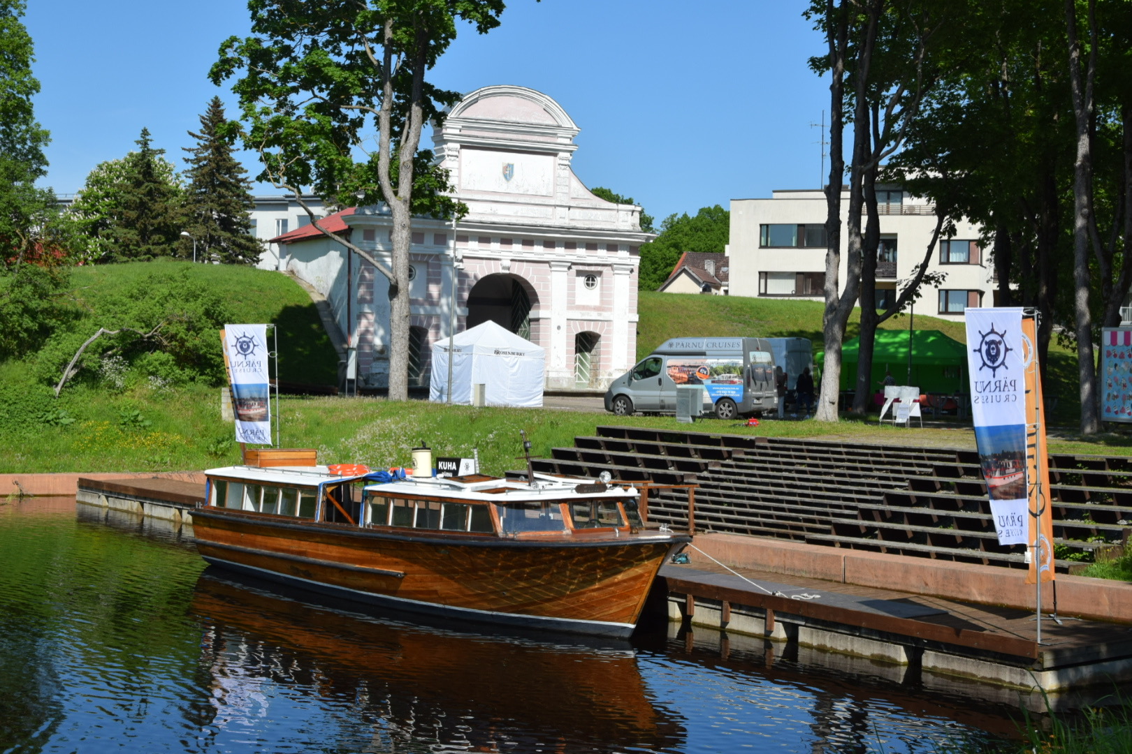 Pärnu Cruises - M/S Kuha sõidab Vallikäärust Fishing Village