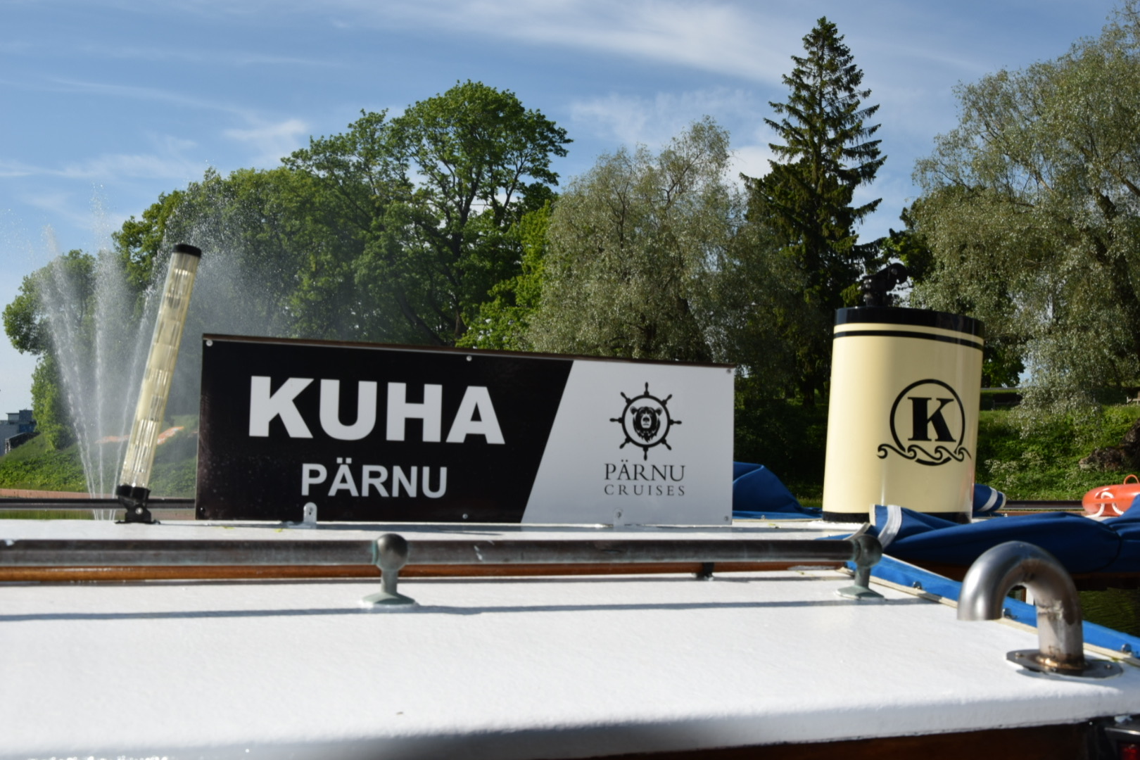 Pärnu Cruises - M/S Kuha sõidab Vallikäärust Fishing Village