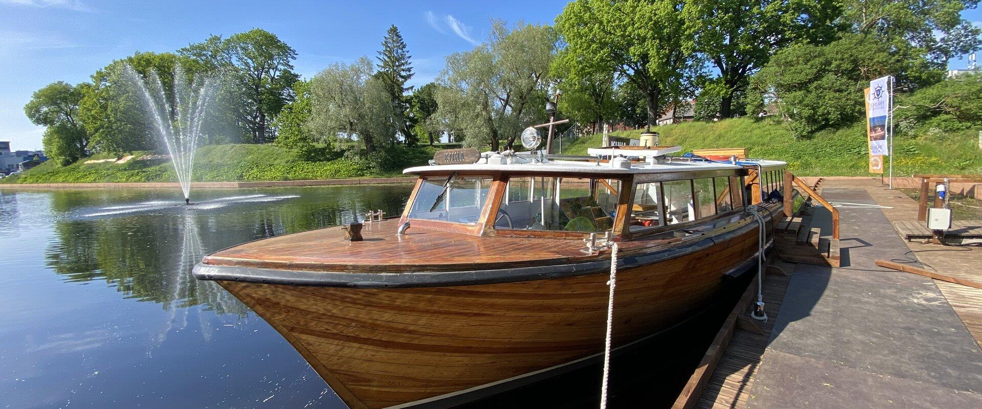 Pärnu Cruises - M/S Kuha sõidab Vallikäärust Fishing Village