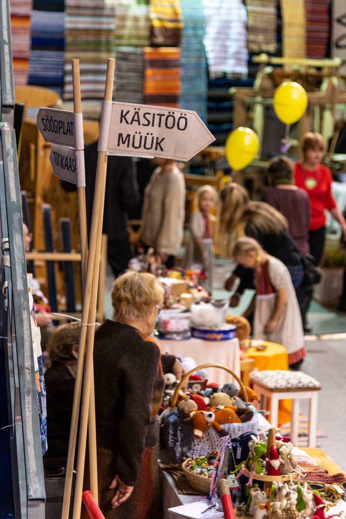 Käsityöesineiden myyntiä Martin markkinoilla