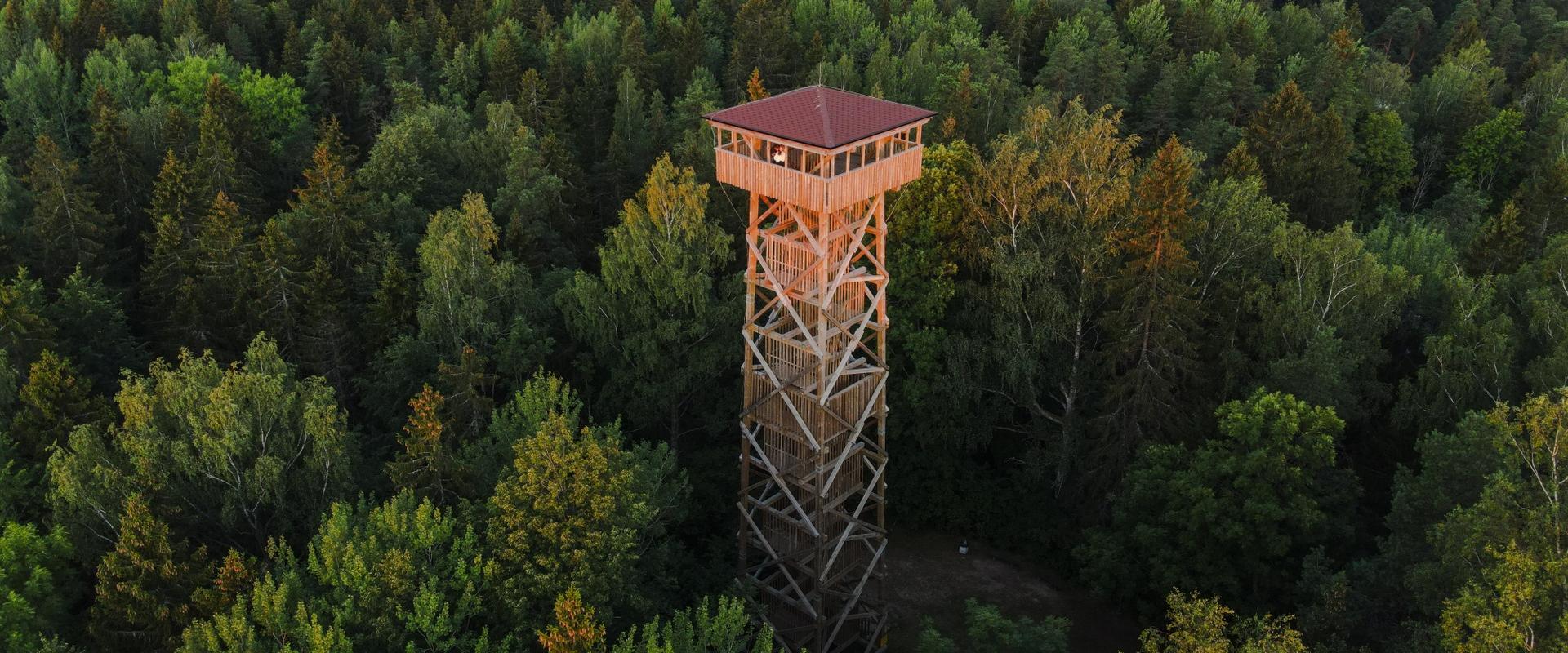 Tärivere hill – the highest natural point in Ida-Viru County – is home to the Iisaku viewing tower, which is 28 metres high. Situated 122 metres above