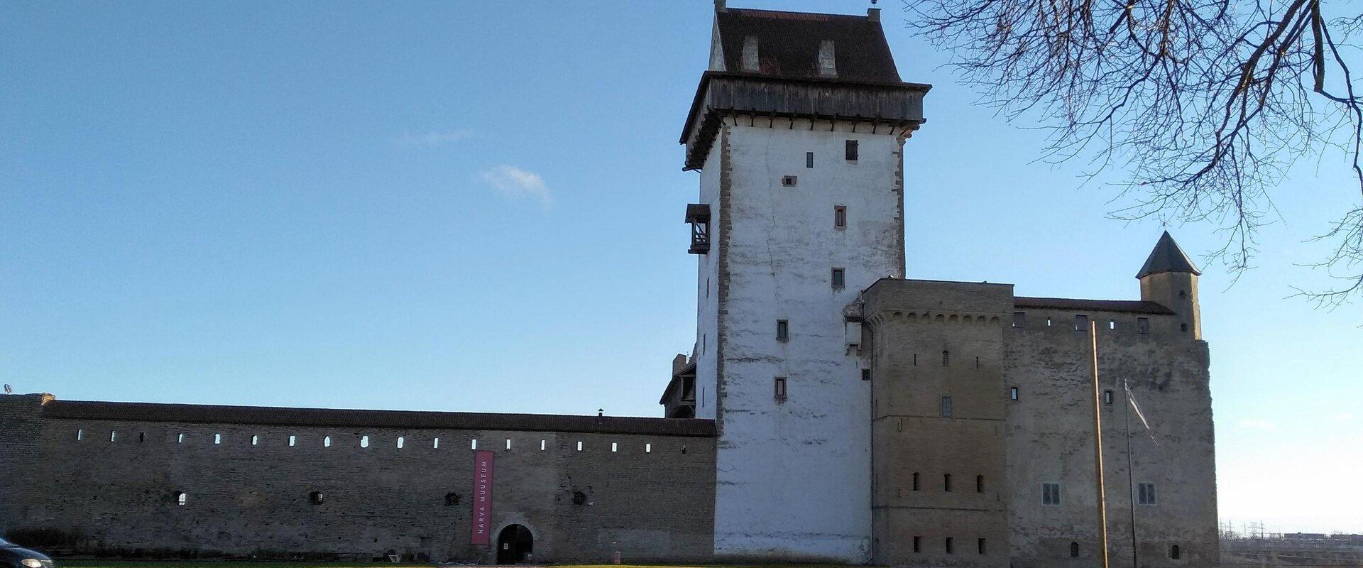 Pildil Narva Hermanni linnuse välisvaade