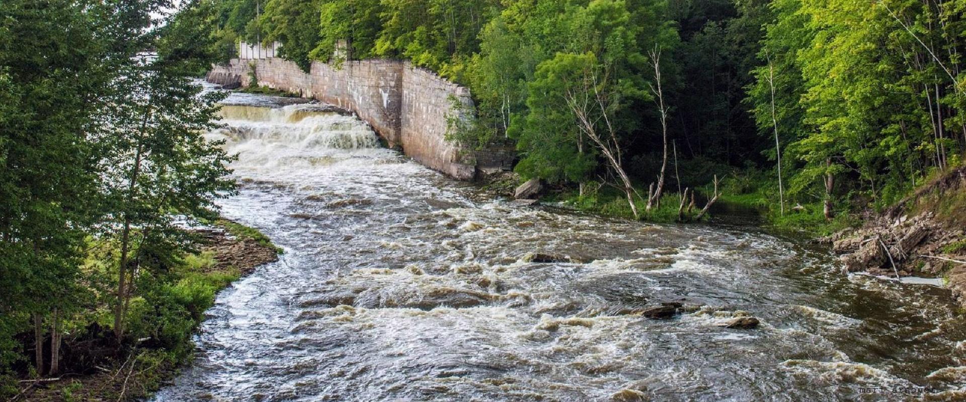 Narva cascades are located on the territory of the Kreenholm manufactory, which has ceased their operations. The hydroelectric plant releases water fr