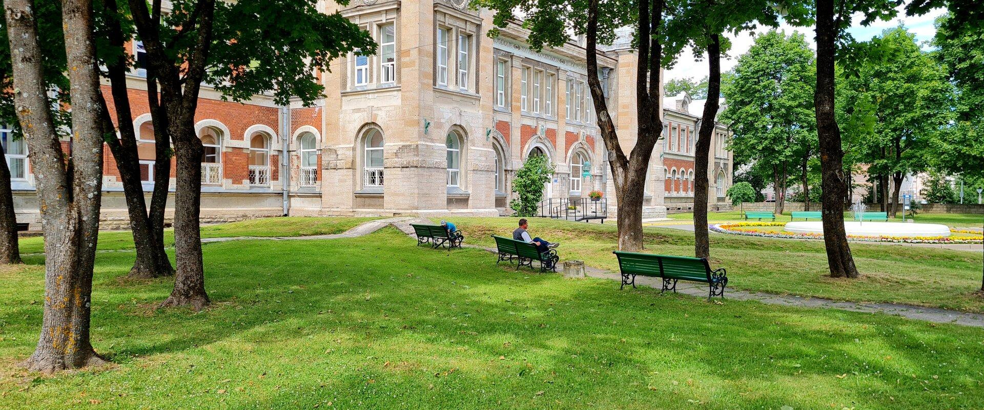 Narva haigla hoone park ja pingid